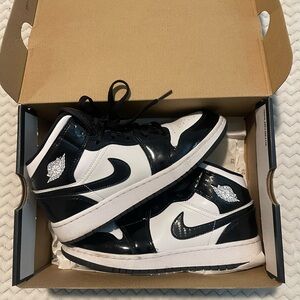 Black and white Air Jordan 1 Mid Carbon Fiber